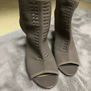 Fergalicious blocked heel (party, grey) shoes